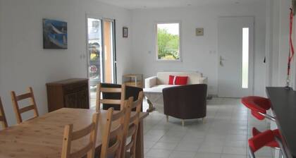 Moderni talo, rauhallinen, erittäin valoisa puutarha ja terassit