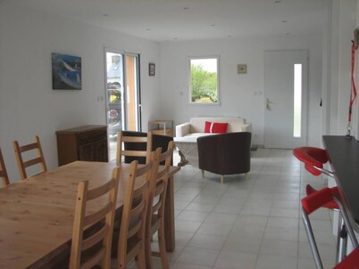 Modern house, quiet, very bright with garden and terraces