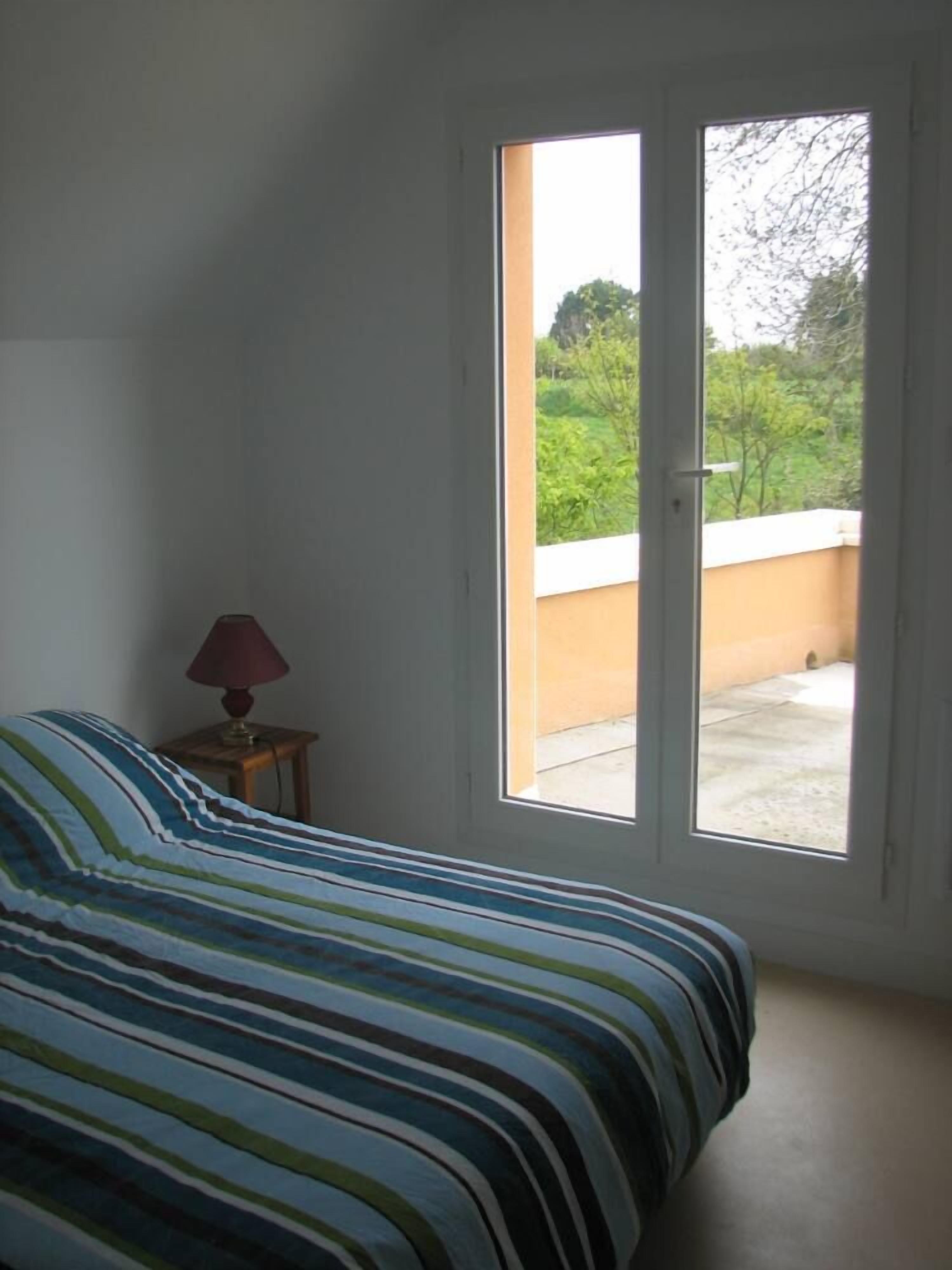 Modern house, quiet, very bright with garden and terraces