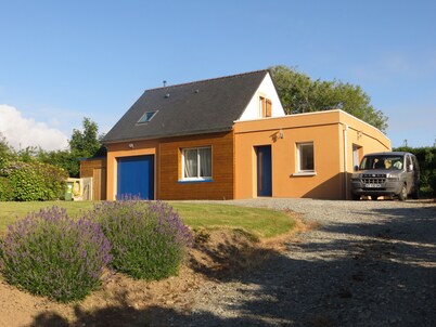 Modern house, quiet, very bright with garden and terraces