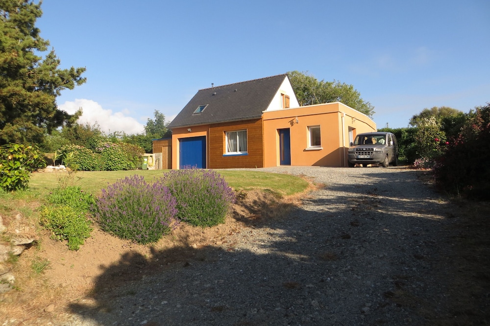 Modern house, quiet, very bright with garden and terraces