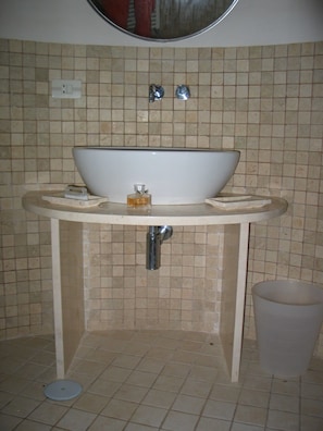 Regadera, secadora de cabello, bidet, toallas 