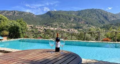Fabuleuse villa rustique accolée à la montagne avec une vue unique