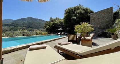 Fabuleuse villa rustique accolée à la montagne avec une vue unique