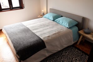 2 quartos, ferros/tábuas de passar roupa, Wi-Fi, roupa de cama