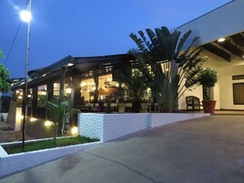 Fachada da propriedade à noite