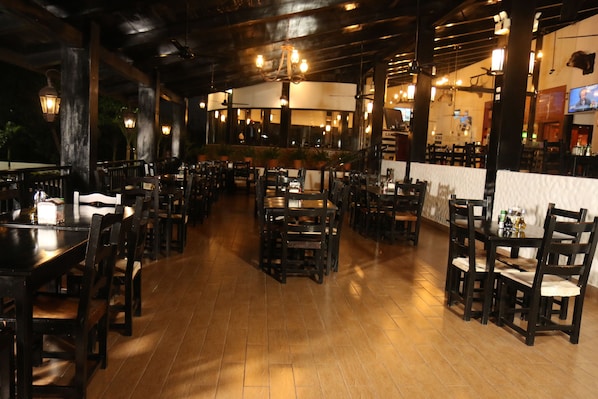 Café da manhã com buffet grátis todos os dias
