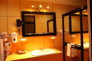 Quarto casal conforto, 2 camas Queen, para não fumantes | Banheiro | Chuveiro, produtos de toalete grátis, secador de cabelo