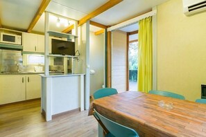 Fridge, microwave, cookware/dishes/utensils - Cabin or Bungalow Cabañas Espadán for 6 people (Navajas)