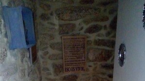 A staircase with a stone wall and a sign that reads "ESO ES VIVIR."