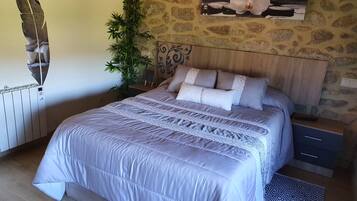 3 bedrooms, desk, soundproofing, iron/ironing board