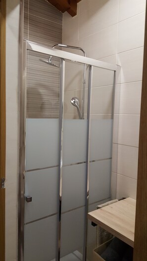 Shower, hair dryer, towels, soap - Casa Eiró, in the town of PADRENDO...Lobios.Galicia.Spain (Padrendo)
