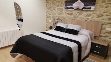 3 Schlafzimmer, Schreibtisch, Bügeleisen/Bügelbrett, Reisekinderbett