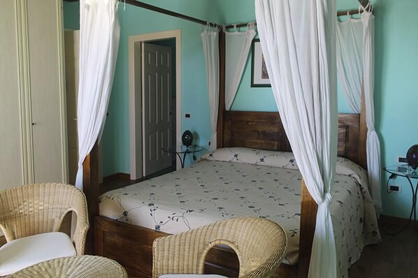 Quadruple Room | Blackout drapes, free cribs/infant beds, rollaway beds, free WiFi - La Casa del Palombaro (Ortona)