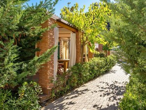 Outdoor dining - Lovely apartment in villa for 6 people with pool, WIFI, A/C, TV and terrace (Senj)