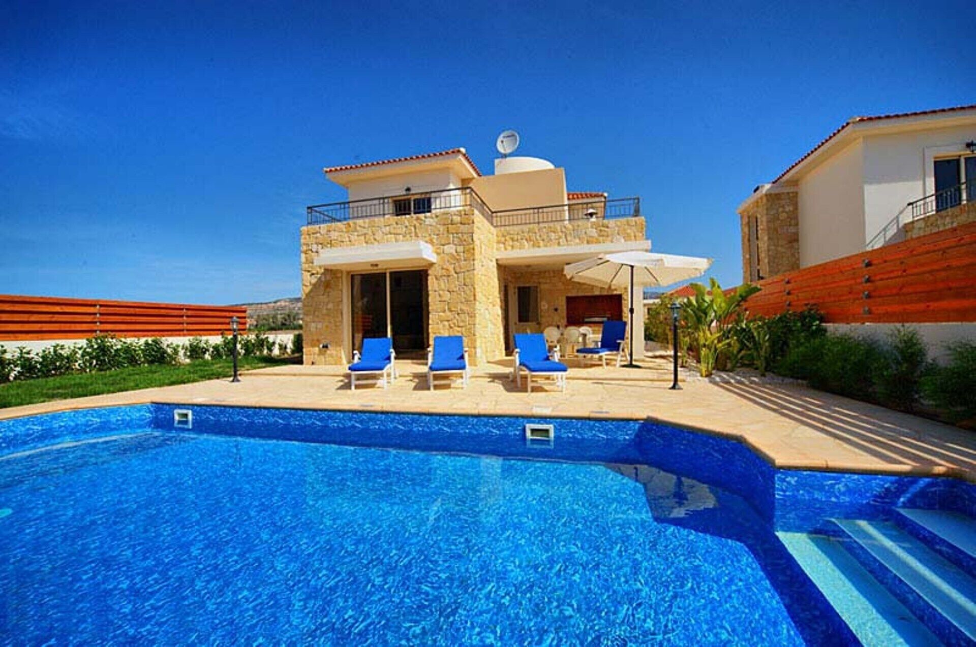 حمّام سباحة خارجي