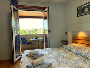 1 quarto, acesso à internet, roupa de cama