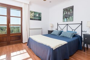 6 bedrooms, desk, iron/ironing board, travel cot