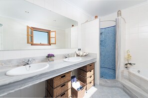 Badewanne, Haartrockner, Handtücher