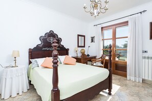 6 Schlafzimmer, Schreibtisch, Bügeleisen/Bügelbrett, Reisekinderbett