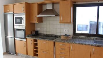 Geladeira, micro-ondas, fogão, cooktop