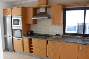Frigorifero, microonde, forno, piano cottura
