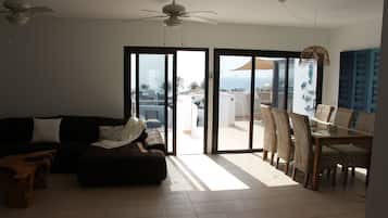 Fernseher, Videospielkonsole, Tischfußball, Tischtennisplatte