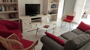 Una Smart TV, un reproductor de DVD, libros, una videoteca