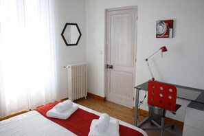 3 slaapkamers, een bureau, een strijkplank/strijkijzer, reisbedje
