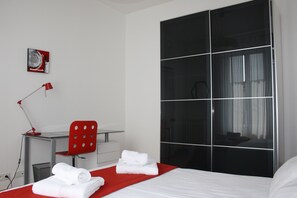 3 habitaciones, escritorio y tabla de planchar con plancha 