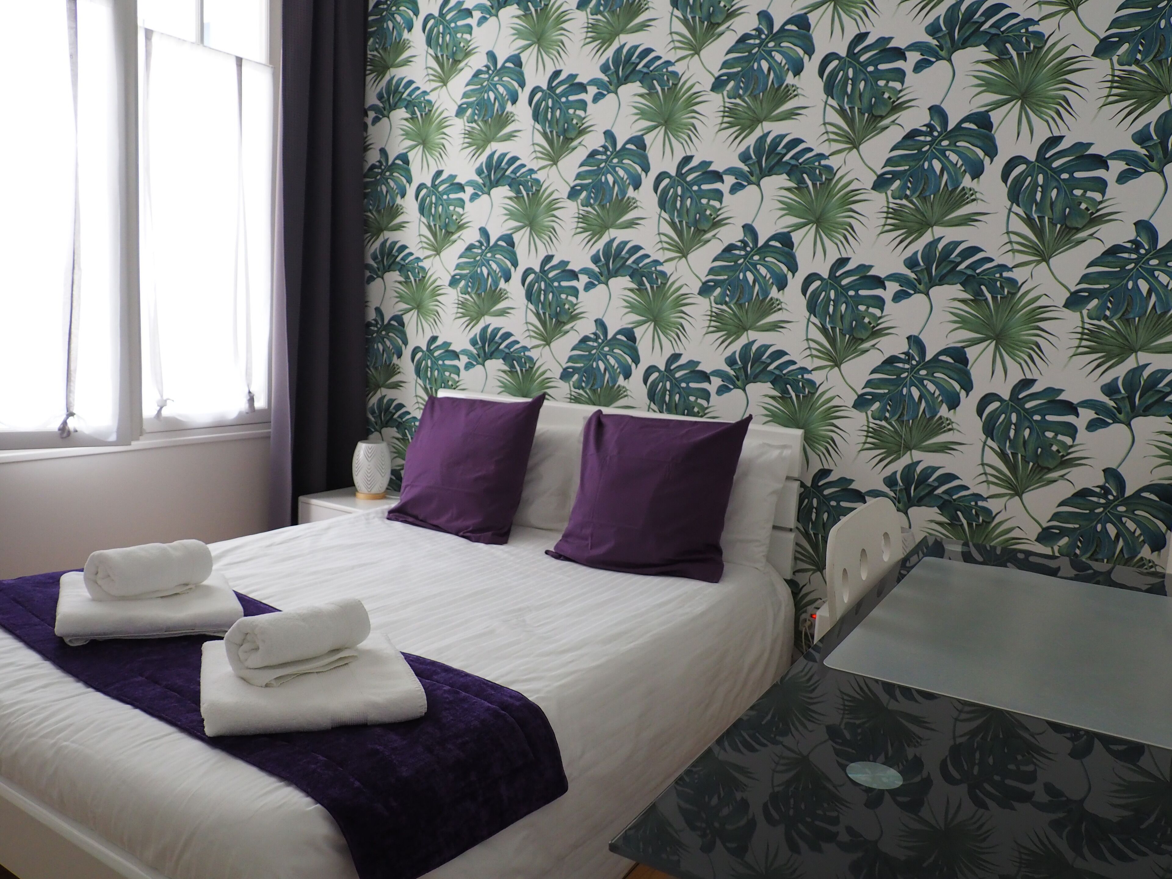 3 habitaciones, escritorio y tabla de planchar con plancha 