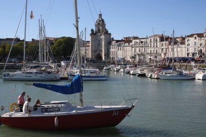 Typical and relaxing house with heated swimming pool near down town La Rochelle