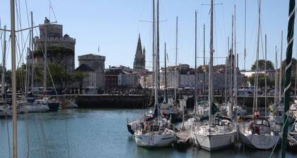 Typical and relaxing house with heated swimming pool near down town La Rochelle