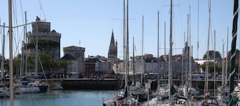 Typical and relaxing house with heated swimming pool near down town La Rochelle