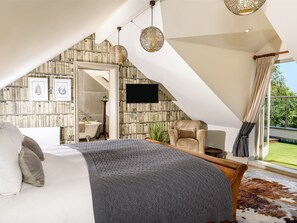 2 bedrooms, iron/ironing board, travel cot, free WiFi - Stunning House above Mousehole Harbour, Relax in Space & Style, Garden & Parking (Mousehole)