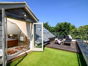 Terrace/patio - Stunning House above Mousehole Harbour, Relax in Space & Style, Garden & Parking (Mousehole)