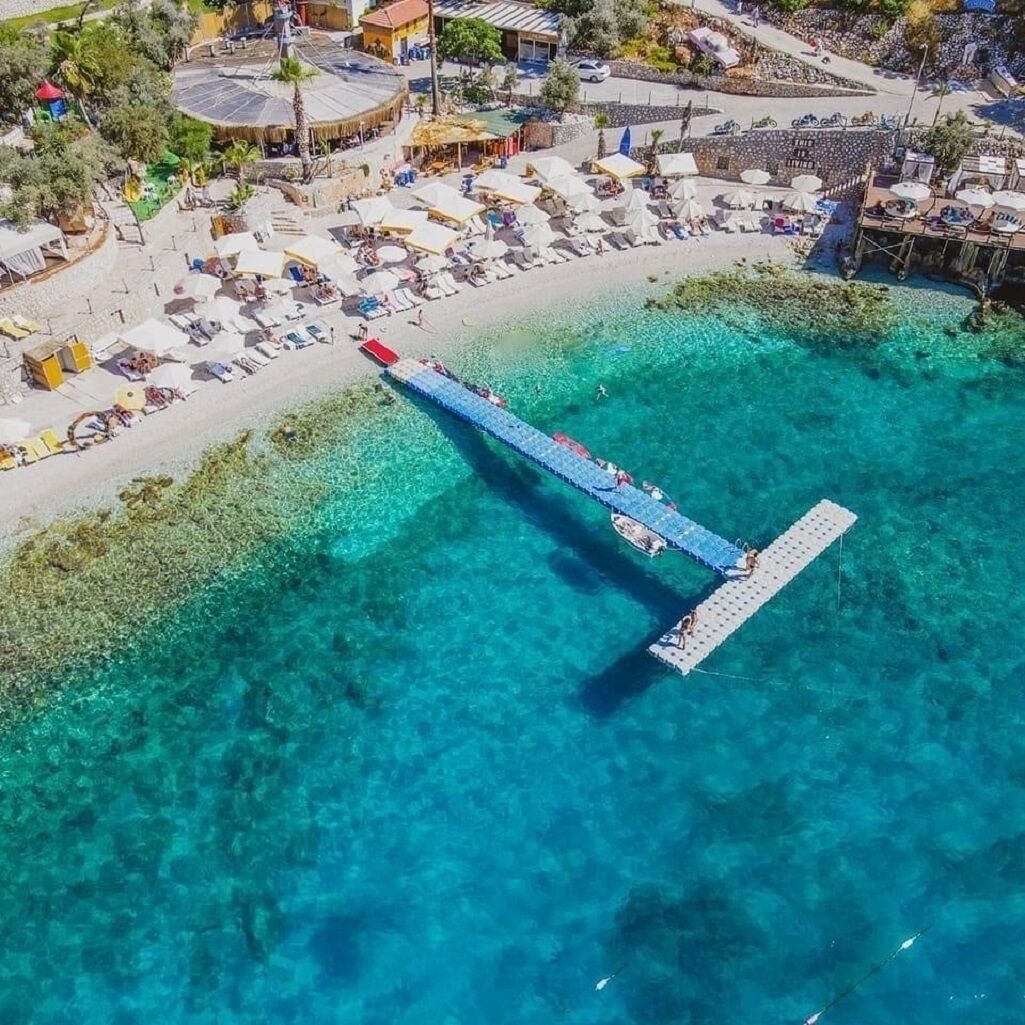Beach nearby, sun loungers, beach towels