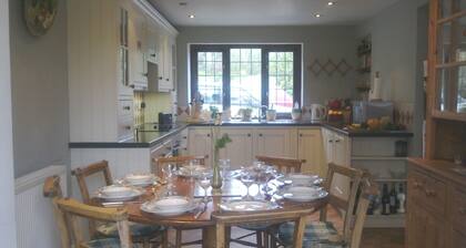 Picturesque Thatched 4 bedroomed Cottage between Quantock Hills and Sea