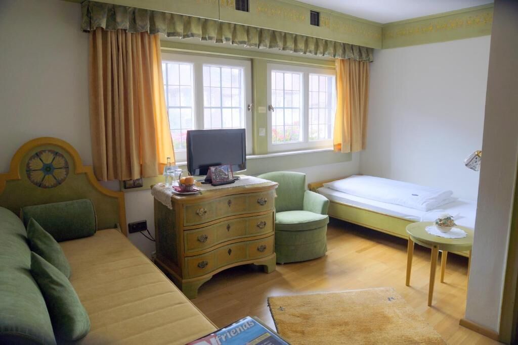 1 bedroom, desk, wifi, bed sheets