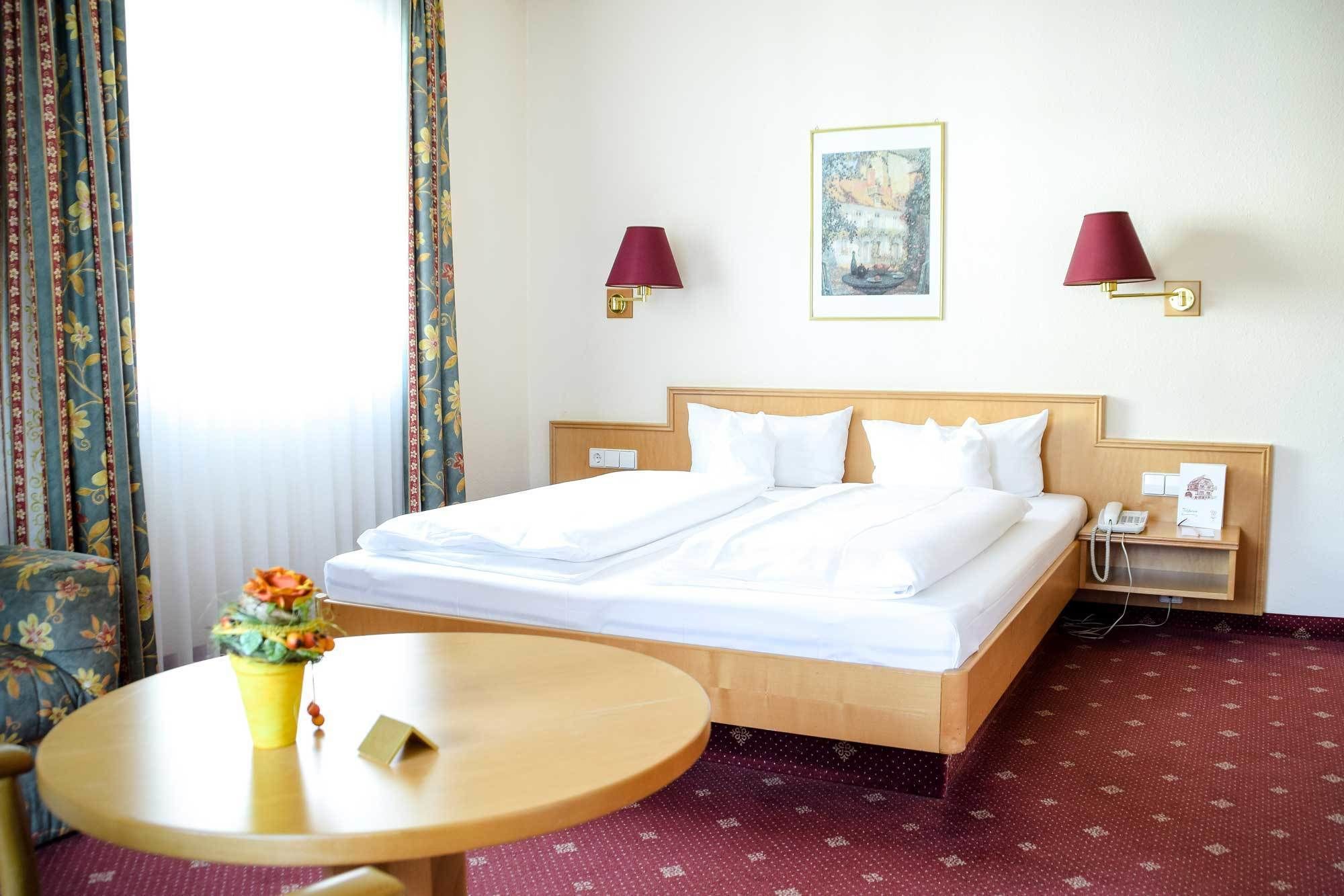 1 bedroom, desk, wifi, bed sheets