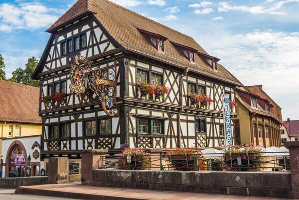 Un edificio tradicional con entramado de madera y un letrero de restaurante.