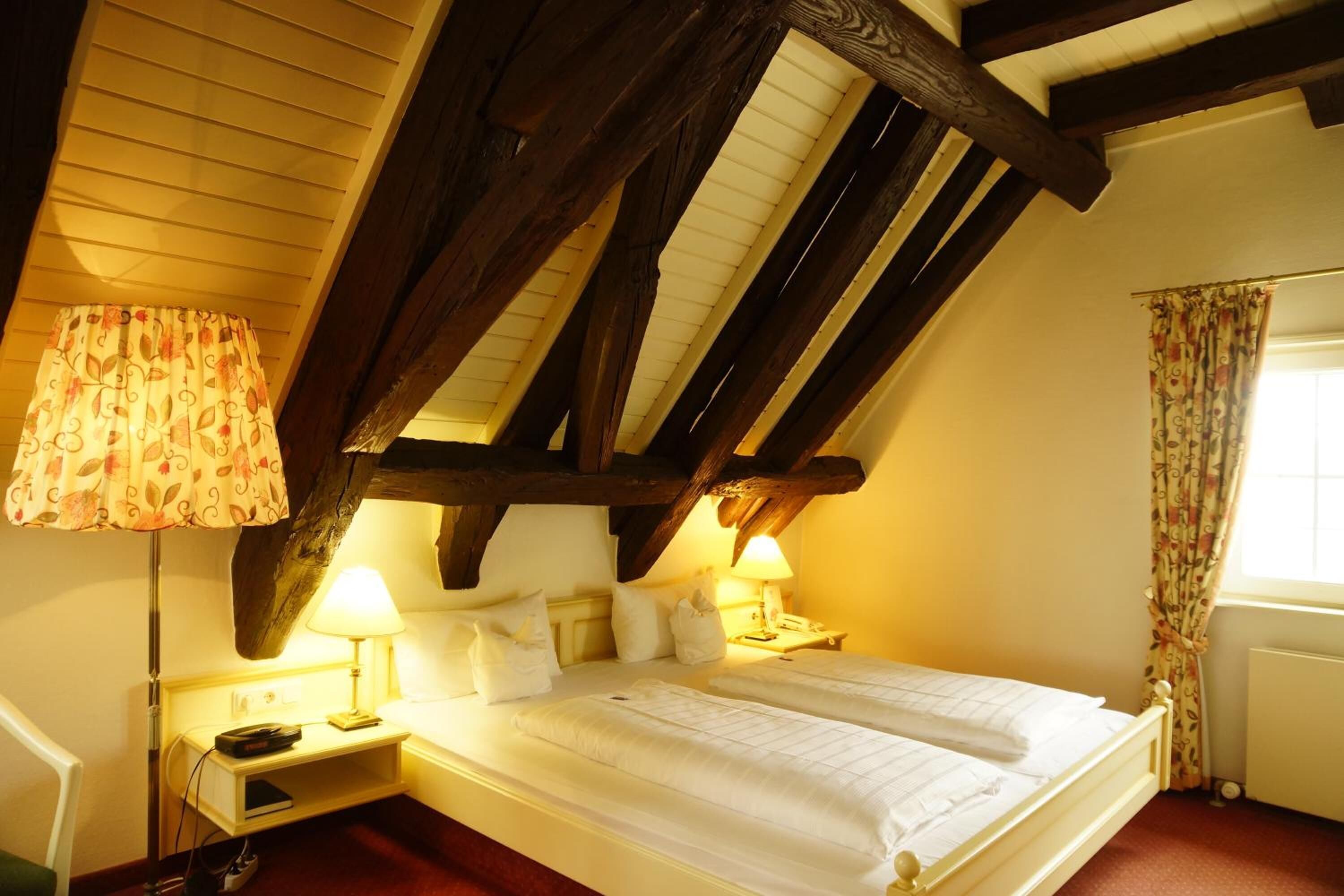 Escritorio, wifi y ropa de cama 