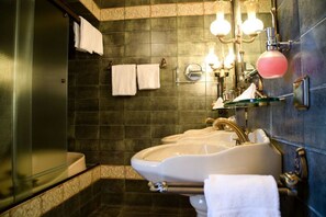 Chuveiro, produtos de toalete grátis, secador de cabelo 