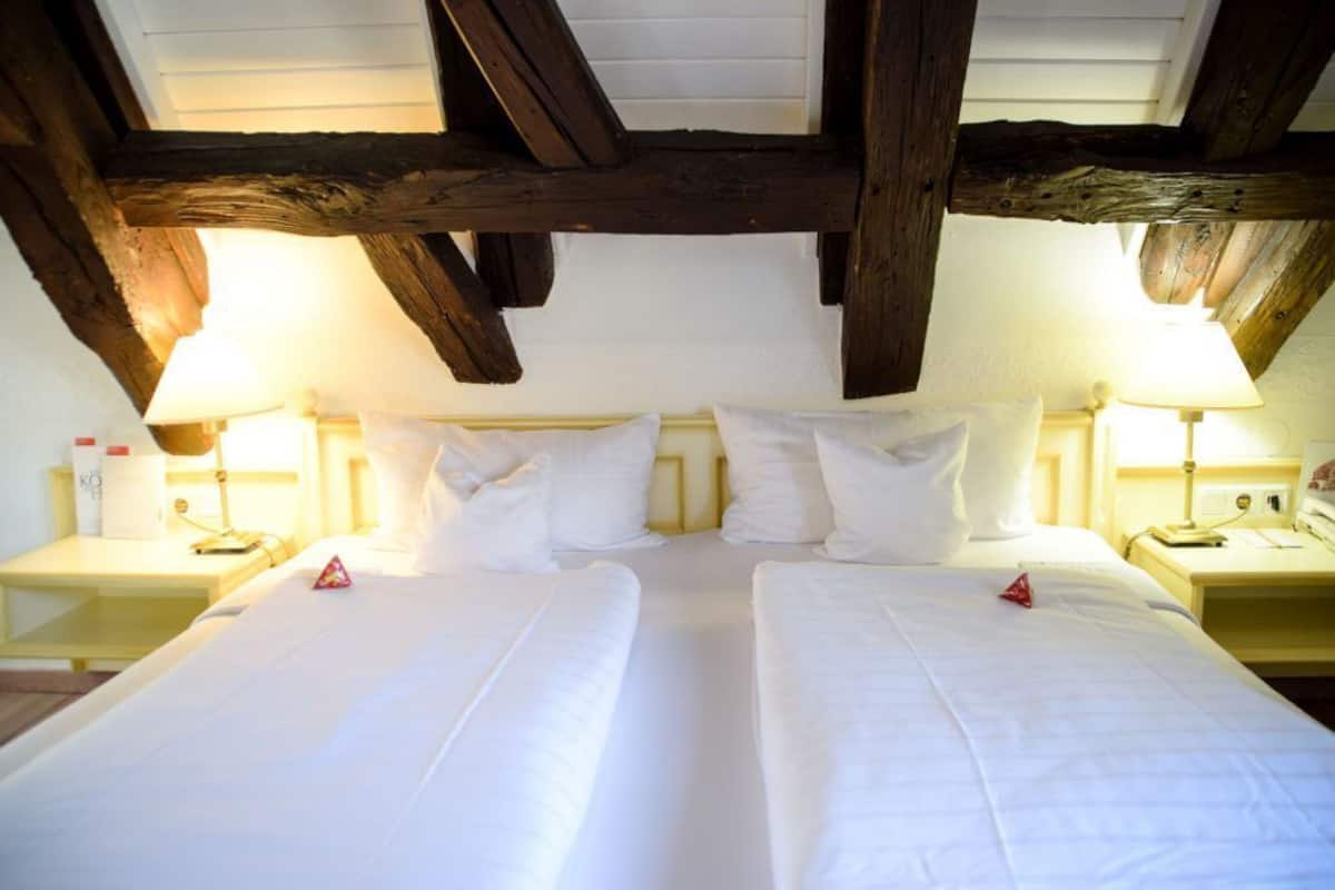 1 bedroom, desk, wifi, bed sheets