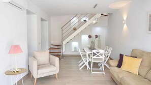 Een televisie, een open haard en een dvd-speler