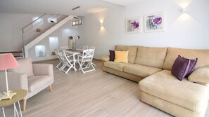 Televisión, chimenea y reproductor de DVD 