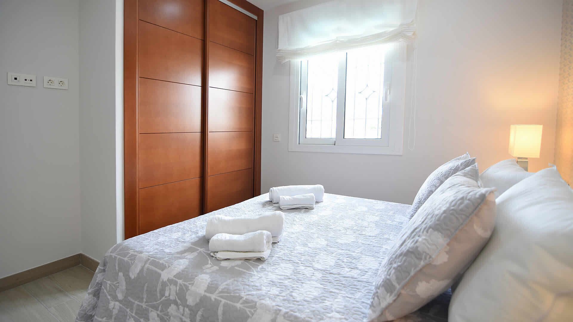 2 chambres, coffres-forts dans les chambres, fer et planche à repasser