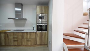 Een koelkast, een magnetron, een oven, een kookplaat