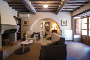 Fernseher, Kamin, Tischfußball, Tischtennisplatte