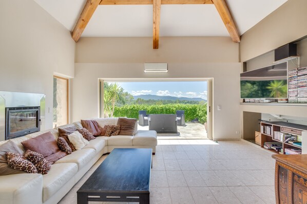 Télévision, cheminée, lecteur de DVD, baby-foot